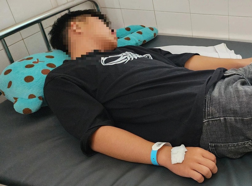 Nam sinh nhập viện sau khi bị nhóm người lạ mặt và học sinh lớp 11 đánh hội đồng. (Ảnh: Tuổi trẻ)