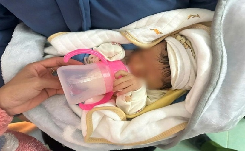 Cháu bé khoảng 1 tuần tuổi bị bỏ rơi trong đêm tối dưới thời tiết lạnh vùng núi. (Ảnh: Tiền phong)