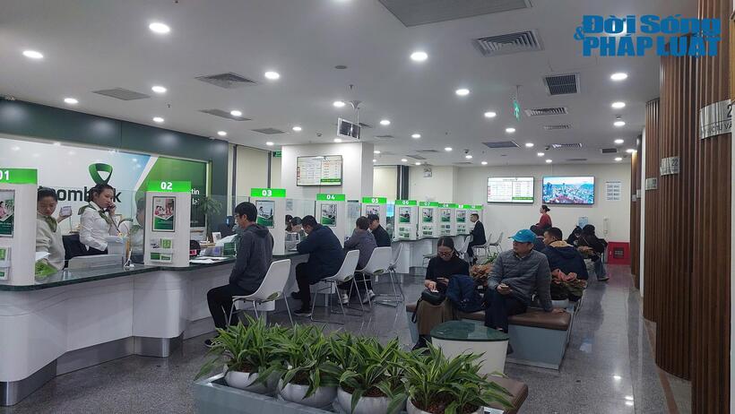Sáng 18/12, nhiều khách hàng đến cập nhật xác thực sinh trắc học tại Vietcombank chi nhánh Láng Hạ (quận Đống Đa, Hà Nội).