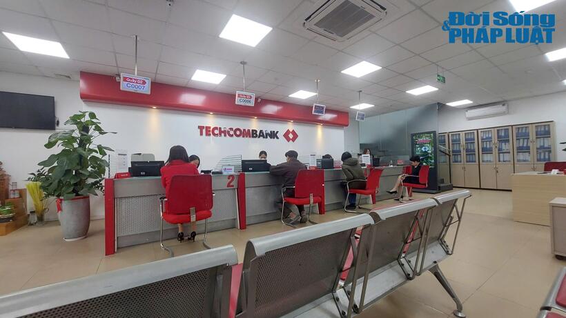 Ghi nhận trong sáng ngày 18/12, lượng khách đến PGD của Techcombank Hoàng Cầu để được hỗ trợ cập nhật sinh trắc học có tăng nhưng không có tình trạng quá tải.