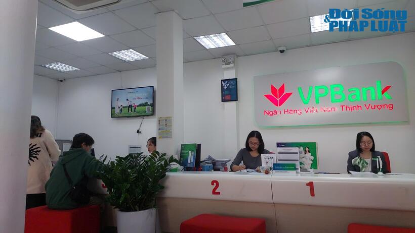 Tại phòng giao dịch của Ngân hàng VPBank và Ngân hàng TPBank trên đường Hoàng Cầu không xảy ra tình trạng quá tải.