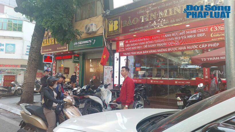 Khách hàng đến cửa hàng Bảo Tín Minh Châu mua vàng nhẫn đều phải “quay xe” do nhân viên thông báo “chưa bán vàng”.