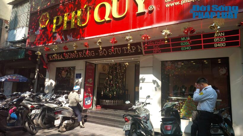 Cửa hàng của thương hiệu Phú Quý mở bán vàng nhẫn với số lượng lớn song cũng không có tình trạng xếp hàng chờ mua vàng như những thời điểm trước.