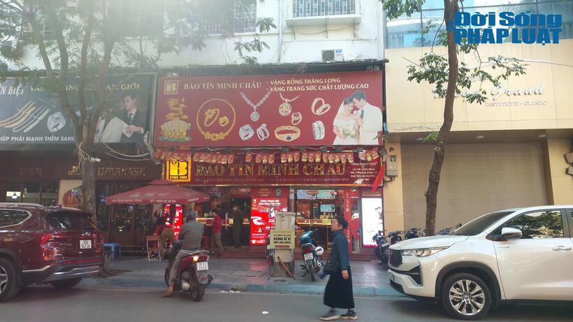 Sáng 18/12, tình trạng ảm đạm lạ thường xuất hiện tại các cửa hàng vàng tại "phố vàng" Trần Nhân Tông (quận Hai Bà Trưng, Hà Nội).
