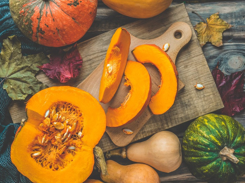 Các loại như bí ngô butternut và bí sồi chứa nhiều vitamin A và C, kali, chất xơ giúp kiểm soát huyết áp.
