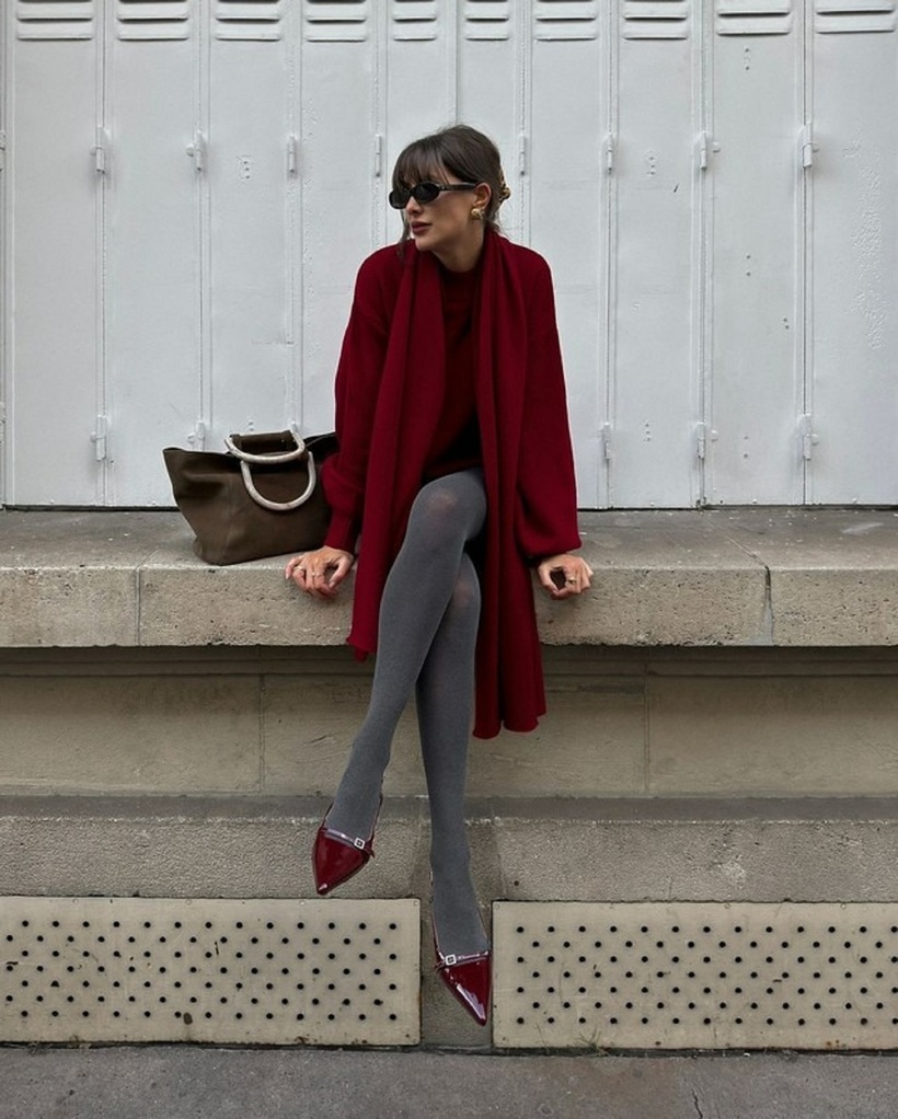 Cardigan là một loại áo khoác len mỏng, thường có nút cài hoặc khóa kéo ở phía trước.