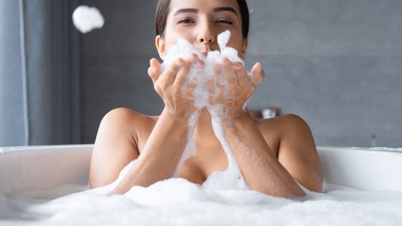 Nước quá nóng có thể gây khó chịu và kích thích, trong khi nước quá lạnh có thể khiến cơ thể bị lạnh và khó ngủ.