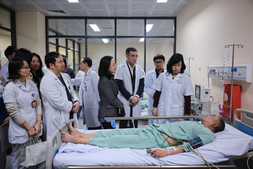 Bộ trưởng Đào Hồng Lan thăm hỏi nạn nhân trong vụ cháy sáng 19/12