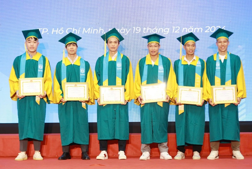 Công Phượng cùng Xuân Trường, Tuấn Anh, Anh Tài, Văn Sơn và Đông Triều đã nhận bằng tốt nghiệp Đại học tại trường Đại học Sư phạm Thể dục Thể thao TP.HCM. Ảnh: Vietnamnet.