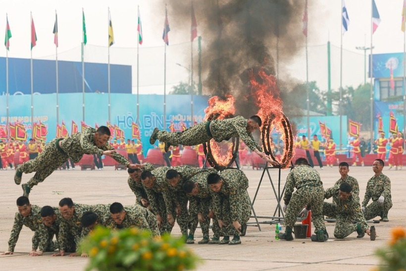 Đặc công Quân đội nhân dân Việt Nam tập luyện chuẩn bị cho Triển lãm Quốc phòng quốc tế Việt Nam 2024. Ảnh: Lao Động