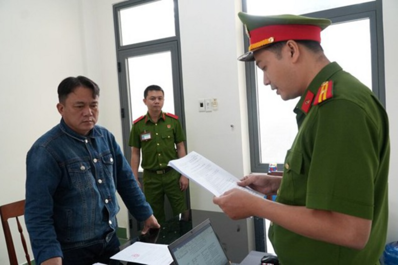 Công an tỉnh Quảng Ngãi đọc lệnh bắt giữ giang hồ "cu Đực". Ảnh: Sức khoẻ & Đời sống