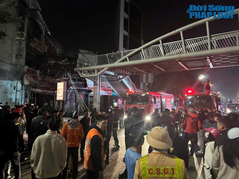 Hiện trường vụ cháy nhà trên đường Phạm Văn Đồng, Hà Nội - 8