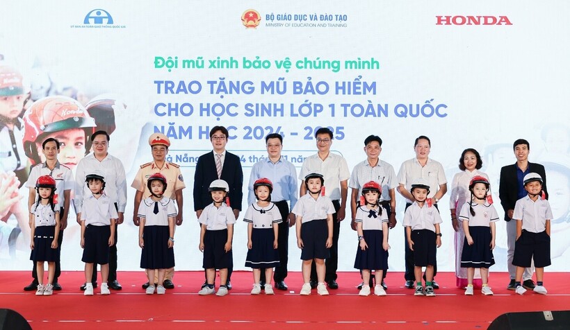 Trao tặng mũ bảo hiểm cho học sinh lớp Một khu vực miền Trung năm học 2024 – 2025 - 1