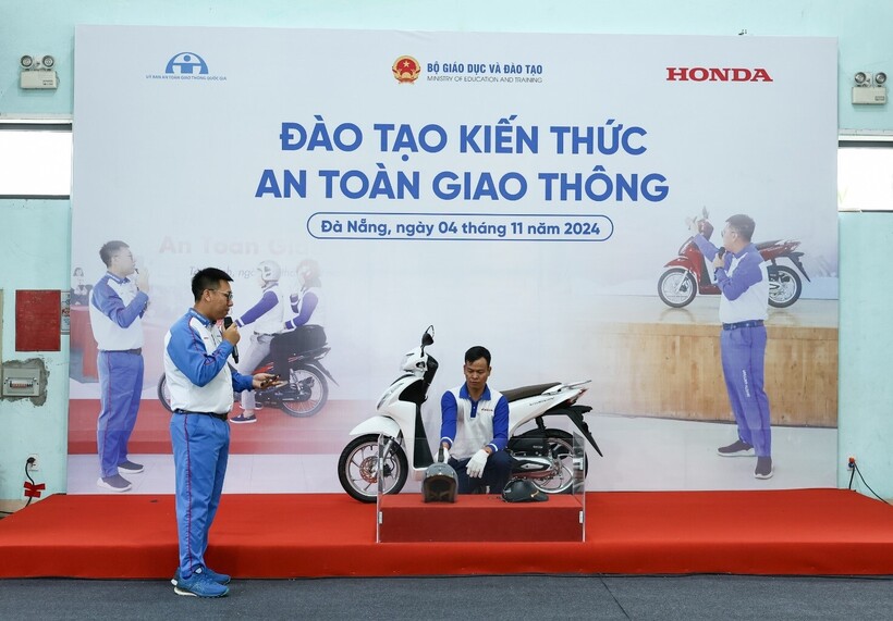 Trao tặng mũ bảo hiểm cho học sinh lớp Một khu vực miền Trung năm học 2024 – 2025 - 2