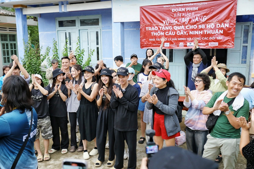 Ê-kíp Lật Mặt 8: Vòng Tay Nắng trao quà tự thiện cho bà con thôn Cầu Gãy - 2