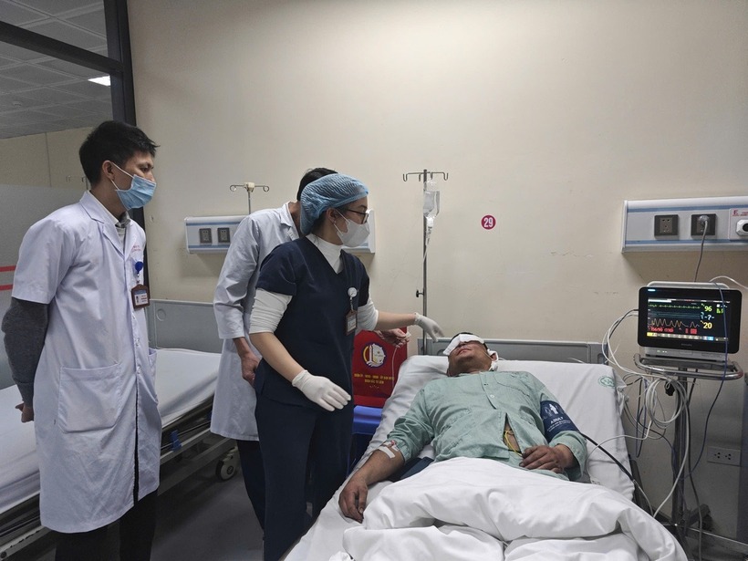 Nạn nhân đang được điều trị tại bệnh viện. Ảnh: Tuổi Trẻ