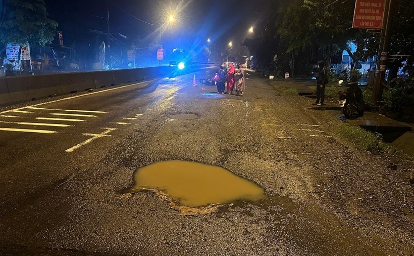 Quốc lộ 1A qua thị xã Hoài Nhơn xuất hiện nhiều ổ gà mất an toàn giao thông. (Ảnh: Công an thị xã Hoài Nhơn)