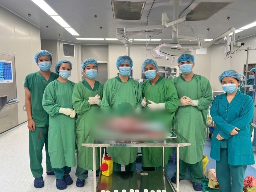 Ekip y, bác sĩ thực hiện thành công ca mổ lấy khối u buồng trứng trái nặng 15kg cho nữ bệnh nhân. Ảnh: VOV