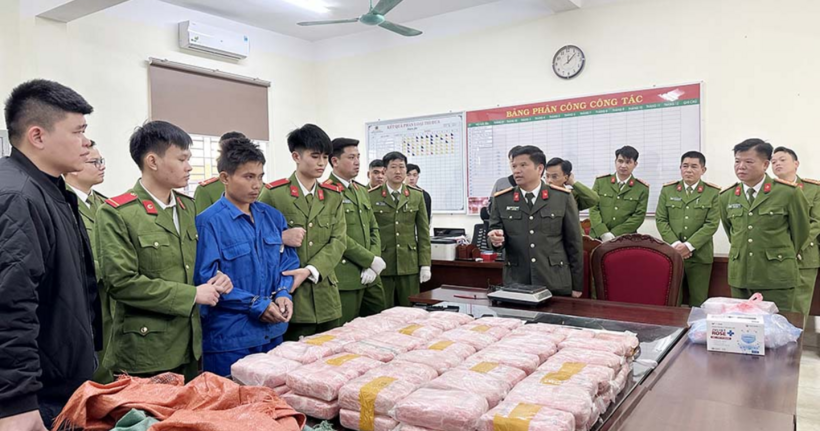 Đối tượng Phong cùng tang vật 444.300 viên ma túy tổng hợp (Ảnh: Công an Sơn La).
