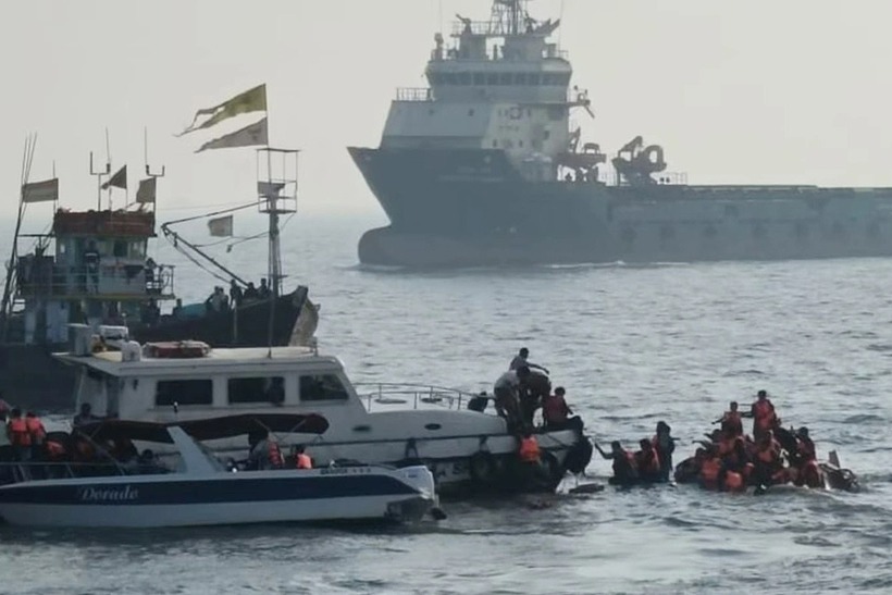 Lực lượng cứu hộ tại hiện trường vụ lật phà. Ảnh: Daily Express