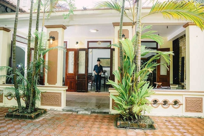 Là một ca sĩ chuyên hát dòng nhạc quê hương và nhạc trữ tình, Long Nhật gây ấn tượng với chất giọng cảm xúc và dễ đi vào lòng người.