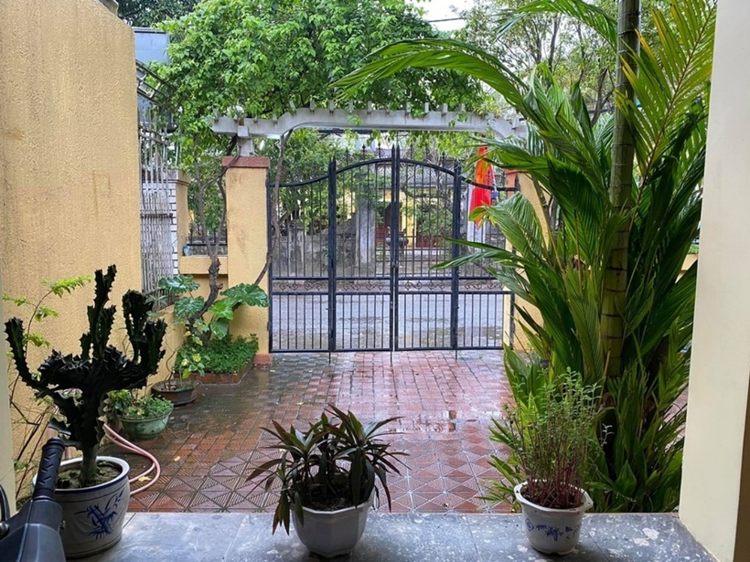 Trước hiên nhà có cổng lớn cùng sân vườn trồng nhiều cây xanh, mang đến cảm giác thư thái, gần gũi với thiên nhiên.