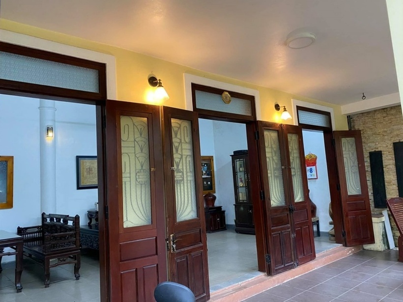 Căn biệt thự được thiết kế nhiều cửa rộng và lắp đèn vàng.