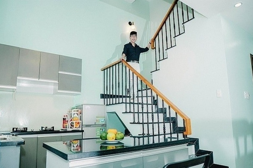 Không gian khu vực bếp rất gọn gàng, được trang bị đầy đủ các thiết bị cần thiết.