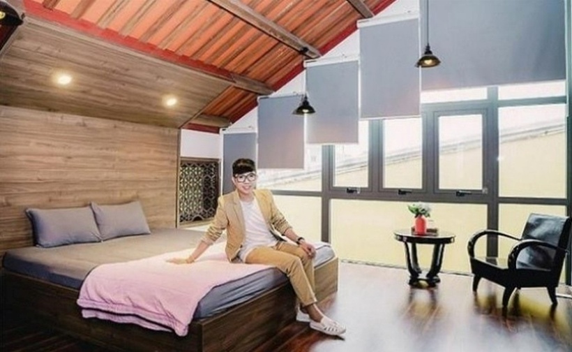 Phòng ngủ cũng vô cùng gọn gàng và sang trọng, được thiết kế nhiều ô cửa sổ lớn để tạo không gian mở, lấy được ánh sáng tự nhiên.