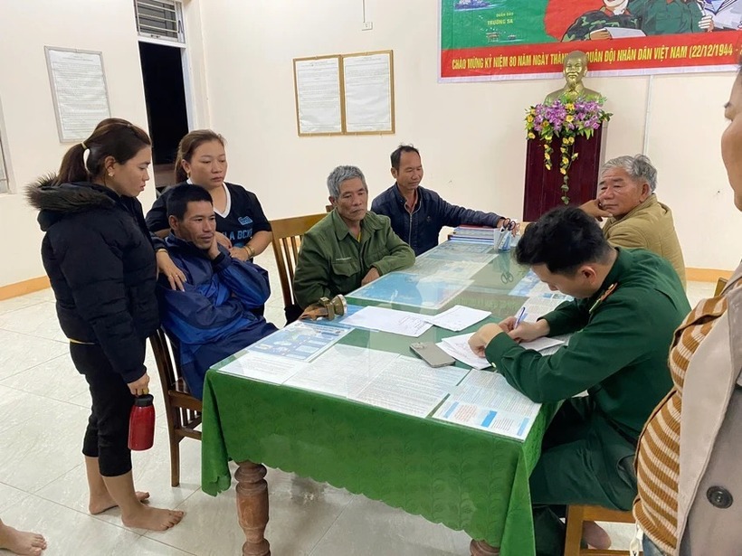 Ngư dân Nguyễn Thanh Công gặp nạn trên biển được cứu vớt. (Ảnh: PLO)