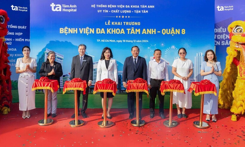Lãnh đạo Sở Y Tế TP. HCM, UBND Quận 8 TP.HCM và Ban lãnh đạo Hệ thống Bệnh viện Đa khoa Tâm Anh cắt băng khai trương Bệnh viện Đa khoa Tâm Anh - Quận 8. Ảnh: Phan Nhật.
