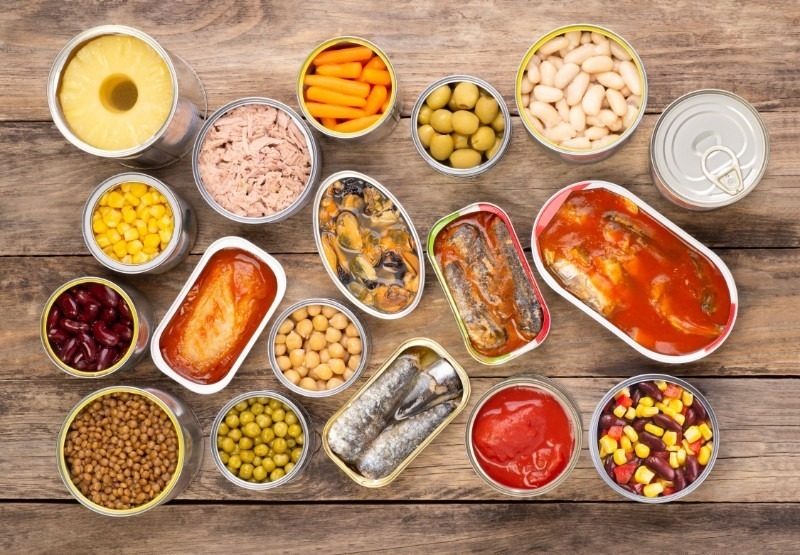 : Việc tự đóng hộp thực phẩm đòi hỏi quy trình nghiêm ngặt về nhiệt độ, áp suất và vệ sinh.