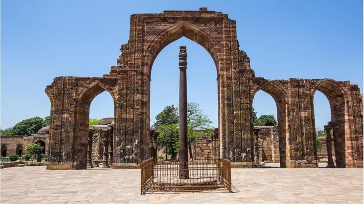 Cột sắt nổi tiếng nằm bên trong khu phức hợp Qutb Minar, thành phố New Delhi, Ấn Độ. Ảnh: Getty Images