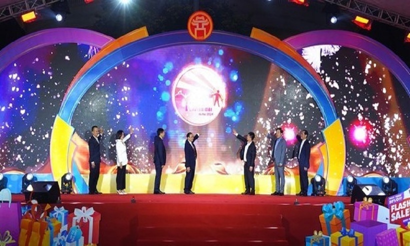 Các đại biểu thực hiện nghi thức khai mạc sự kiện Tháng khuyến mại Hà Nội 2024.