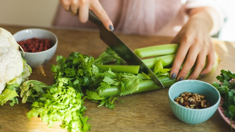 Đối với nam giới, sau nhiều ngày liền ăn cần tây, số lượng tinh trùng của họ giảm đi rõ rệt, thậm chí xuống đến mức khó có thể thụ thai.