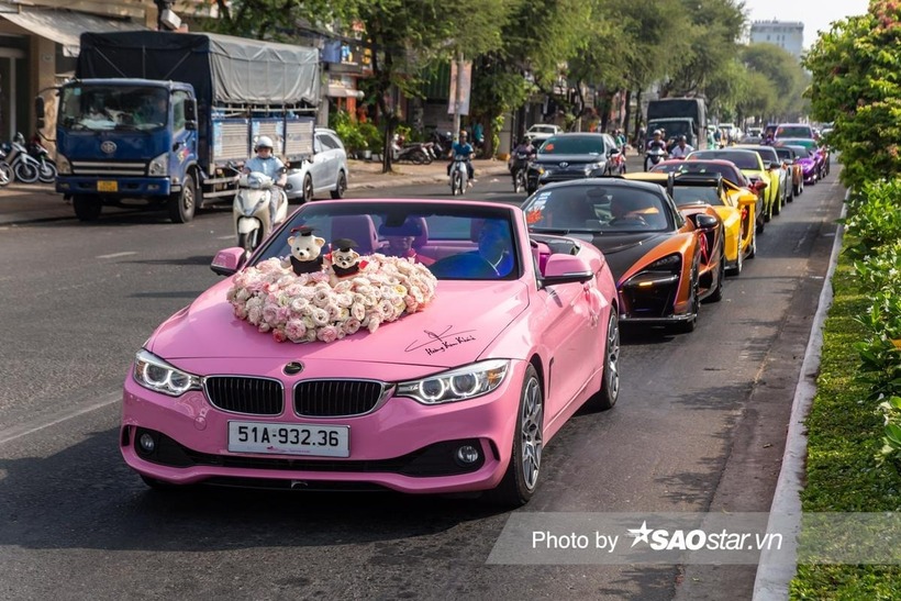 Trong dàn siêu xe đám cưới, con xe BMW 428i có giá lên đến 2,9 tỷ đồng được chọn làm xe hoa của cô dâu Tuyết Nhi và chú rể Tấn Phát.