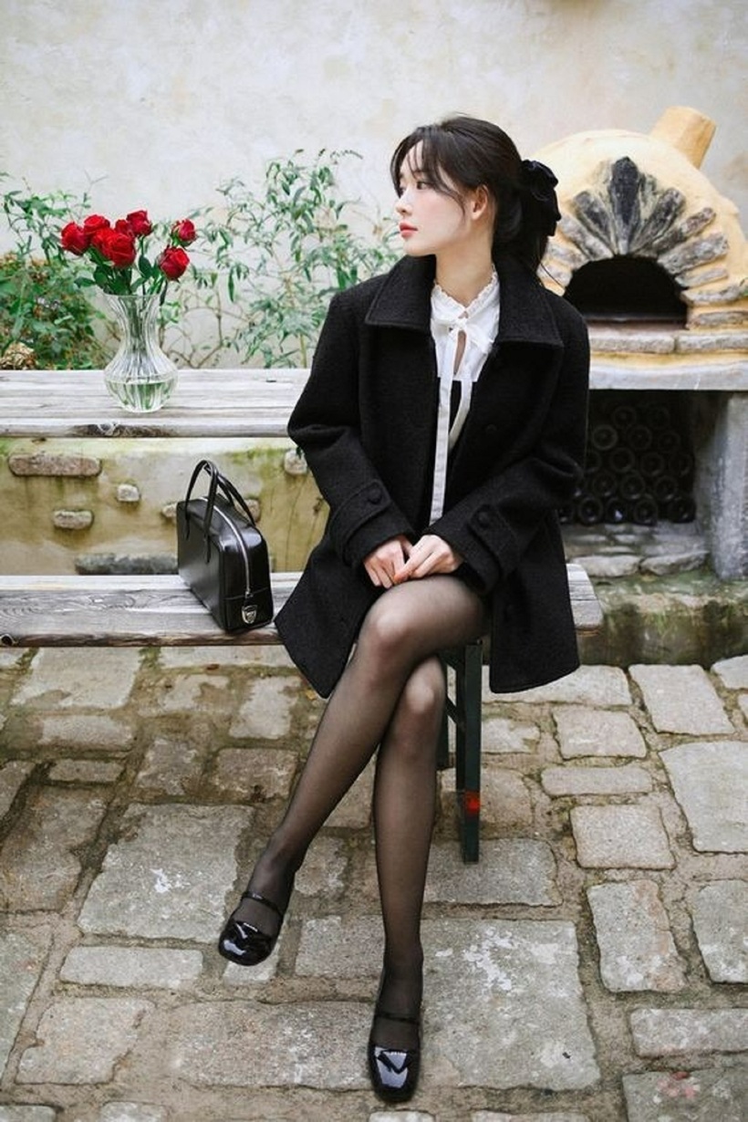 Quần tất đen và quần shorts là sự kết hợp hoàn hảo cho những cô nàng cá tính, năng động.