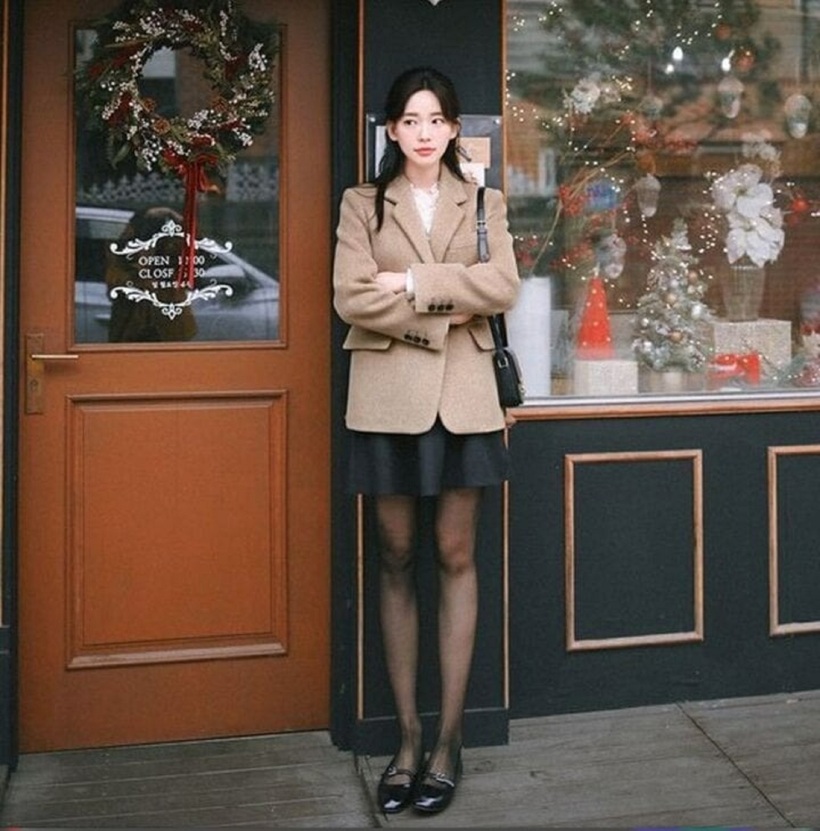 Quần tất đen có nhiều độ dày khác nhau, từ mỏng nhẹ đến dày dặn.