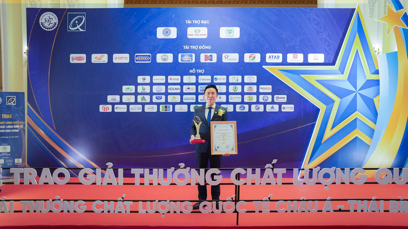 Ông Trương Công Phong - Tổng Giám đốc Tổng công ty Công nghiệp Tân Á Đại Thành đại diện Tập đoàn Tân Á Đại Thành nhận Giải thưởng Chất lượng Quốc gia năm 2023