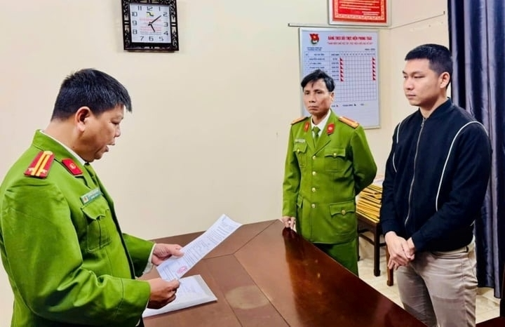 Công an tuyên đọc quyết định bắt khẩn cấp đối với Nguyễn Giang Chung. Ảnh: VTC News