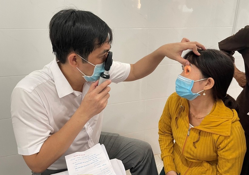 Y bác sĩ kiểm tra mắt cho người bệnh. Ảnh: Tuổi trẻ