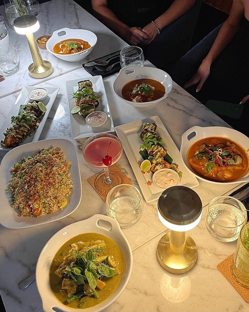 Bali có rất rất nhiều món ăn truyền thống hấp dẫn, gồm cả đồ Á, đồ Âu nên bạn đừng lo không hợp khẩu vị với món nào đó. Lưu ý là nếu muốn thưởng thức đồ truyền thống Indonesia thì bạn tìm quán có chữ Warung.