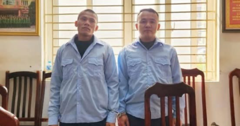 Nguyễn Đức Thông và Lê Mạnh Long tại cơ quan công an. (Ảnh: Công an Hà Nội)