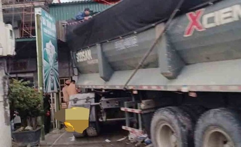 Hiện trường vụ tai nạn xe đầu kéo lao vào nhà dân. (Ảnh: Lao động)