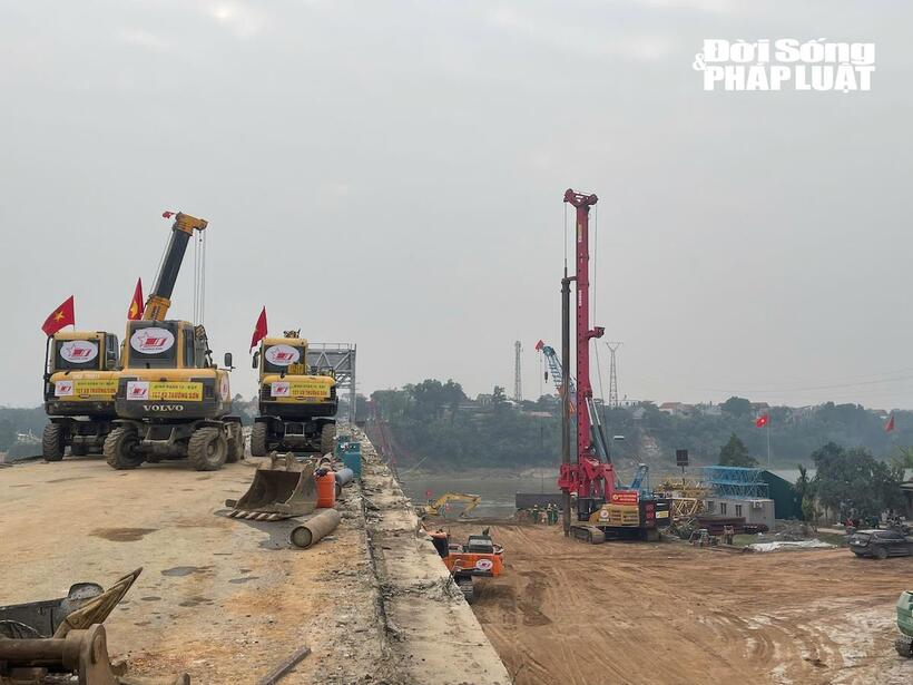 Nhân lực, thiết bị đã được huy động tới công trường để xây dựng cầu Phong Châu mới