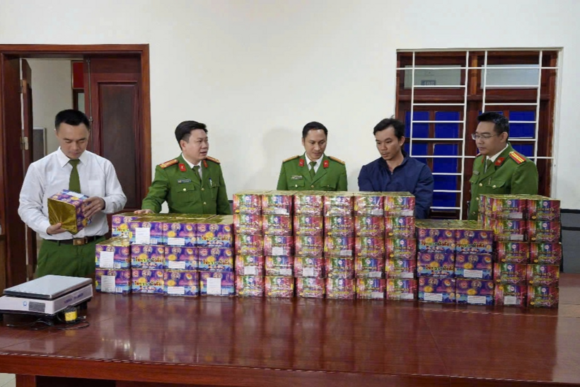 Công an Nghệ An bắt giữ Lưu Đình Tuấn cùng 2,5 tạ pháo được người đàn ông này vận chuyển từ bên kia biên giới về bán Tết. Ảnh: Dân Trí
