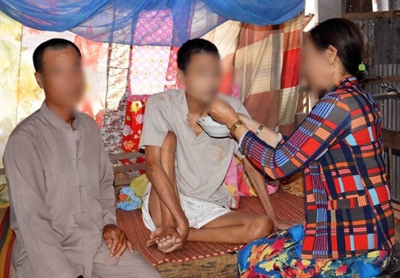 Những lời đồn đại cay độc như muối xát vào nỗi đau của ông N, khiến ông dằn vặt, ân hận, ước gì mình chưa từng trúng số. Ảnh minh họa