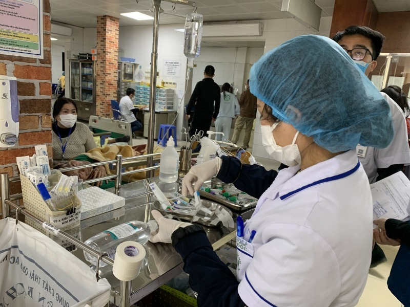 Trung tâm chống độc, Bệnh viện Bạch Mai tiếp nhận 13 người nghi ngộ độc sau khi ăn tiệc hội thảo. (Ảnh: CAND)