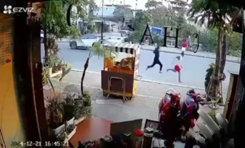 Hình ảnh 2 người đàn ông đuổi đánh nhau trên đường. Ảnh: Lao động