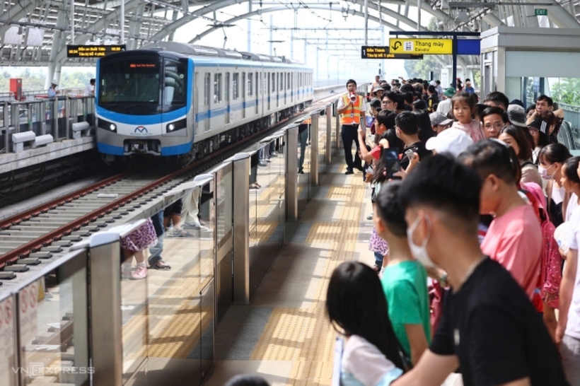 Hành khách xếp hàng dài tại ga để chờ trải nghiệm tàu metro. Ảnh: VnExpress